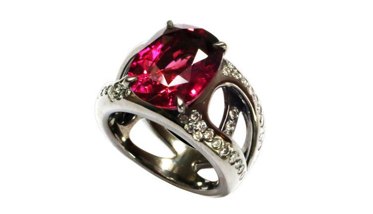 Cette création de bague en or noir, sertie d'un grenat de Madagascar et de diamants est un exemple de la joaillerie française, créé à Paris, à deux pas de la place Vendôme.