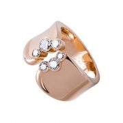 La bague Tao est une création joaillière libre en or rouge et diamants. Cette bague en forme de bandeau est une pièce de joaillerie ayant beaucoup de caractère.