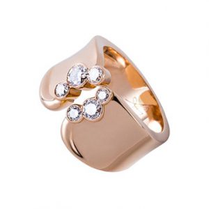 La bague Tao est une création joaillière libre en or rouge et diamants. Cette bague en forme de bandeau est une pièce de joaillerie ayant beaucoup de caractère.