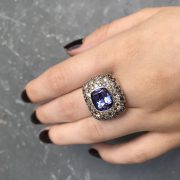 bague-haute-joaillerie-atlantic Une bague haute joaillerie, en or blanc, sertie d'une tanzanite non-chauffée et d'un pavage de diamants bruns et blancs. Elle a été dessinée par la créatrice de bijoux sur mesure, Annette Girardon, à Paris.