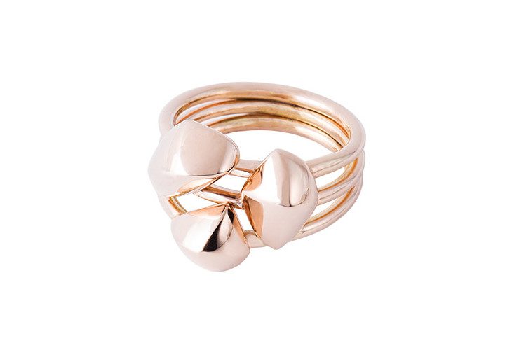 Cette bague pépites en or rose est une création de bague sur-mesure paris. C'est une bague femme, un peu rock, restant dans l'esprit de la joaillerie française.