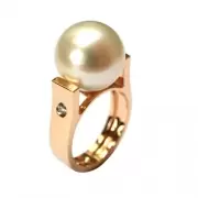 Cette bague perle est une création de bijoux sur-mesure parisienne en or rose. Bague créateur avec une perle de culture Australienne est en or rose. Création de bague sur-mesure paris, selon la tradition des artisans joailliers français. Le design est contemporain.