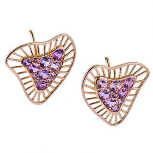 Le design de ces boucles d'oreille joaillerie est très léger est contemporain. Le joaillier créateur a utilisé de l'or rose et des saphirs parmes. Elles ont été dessiné et fabriqué à Paris.
