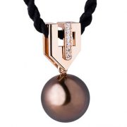 Le pendentif Félicia, en or rouge et diamant avec une perle chocolat de Tahiti est un bijou très moderne, dessiné par la créatrice de bijoux sur mesure, Annette Girardon, à Paris.