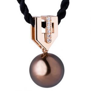 Le pendentif Félicia, en or rouge et diamant avec une perle chocolat de Tahiti est un bijou très moderne, dessiné par la créatrice de bijoux sur mesure, Annette Girardon, à Paris.
