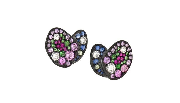 Boucles d'oreilles sur mesure en argent noirci, serti de brillants, saphirs roses, bleus et parmes et de grenat tsavorites. Made in France, signées Annette Girardon