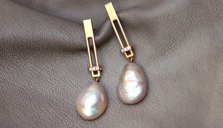 Boucles d'oreille en or rouge avec diamants et perles de culture d'eau douce, réalisées dans les ateliers de joaillerie à Paris et signée par la joaillière du sur mesure, Annette Girardon.