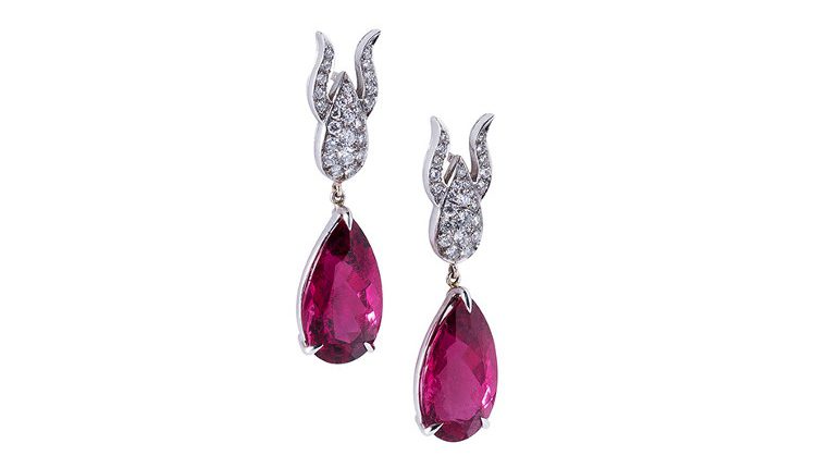 Ces boucles d'oreille joaillerie ont été créé sur mesure à Paris, avec des tourmalines rubellite et des diamants sur or blanc et fabriquées par des artisans joaillier selon la tradition française.