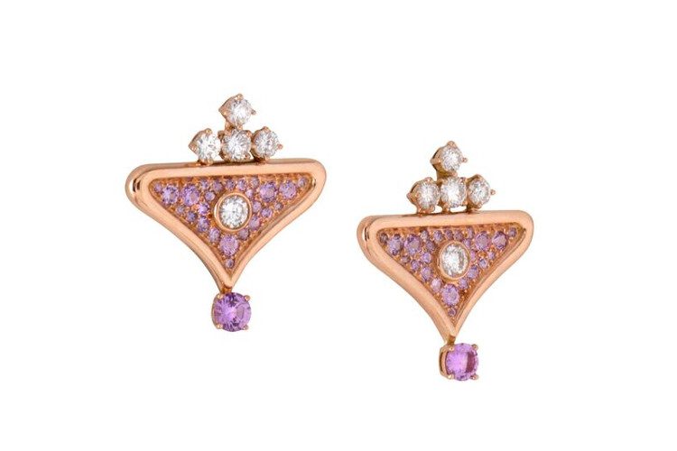 Les boucles d'oreille sur-mesure, sorbet, ont été créé pour une cliente qui souhaitait faire monter ses propres pierres. Il s'agit de la joaillerie sur mesure française, signée Annette Girardon.