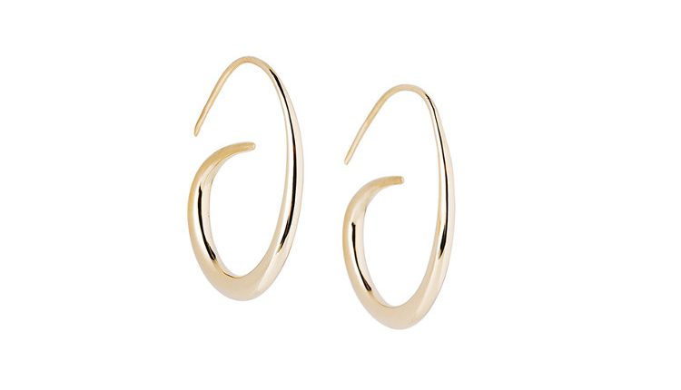 Les boucles d'oreille acrroche-coeur sont une création de bijou contemporaine qui revisite le thème des créoles d'un manière originale. Ce bijou se porte facilement tous les jours et à tout moment.