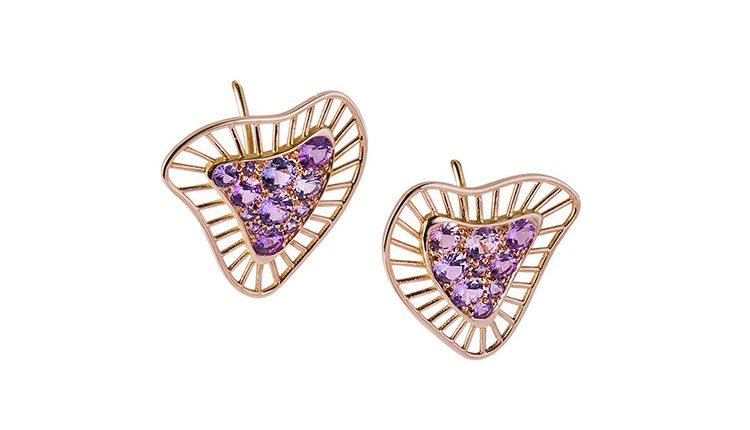 Ces boucles d'oreilles de forme organique, très design et contemporaines sont signées par Annette Girardon, la joaillière, spécialiste du bijou sur mesure, près de la place Vendôme.