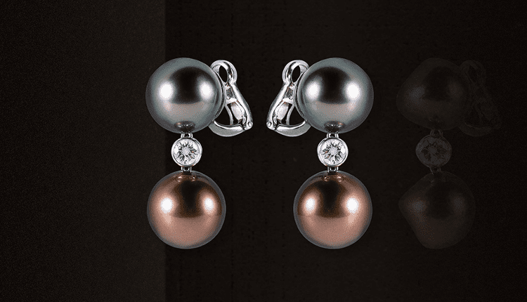 Des perles Tahiti grises et chocolats, comme les diamants forment les boucles d'oreille triptyque, d'un style sobre et élégant, issues des ateliers de joaillerie à Paris, signée Annette Girardon.
