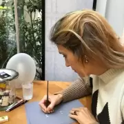 Annette-Girardon-joailliere L'artisan joaillier paris, Annette Girardon, spécialiste de la création de bijoux sur-mesure, est en train de dessiner un bijou crée sur-mesure,à deux pas de la place Vendôme dans son atelier à Paris.