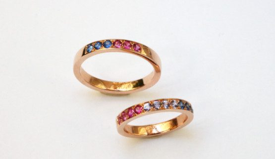 Rose gold wedding rings, set with blue, pink and purple sapphires are very original. They were made in Paris, in the jewellery workshops of Annette Girardon's team.