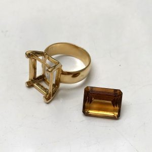 old-jewel Here is an example of how a piece of jewellery can be transformed into a fine jewellery ring in Paris. The design was designed by Annette Girardon.
