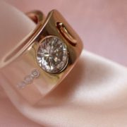 The ring 5 in red gold, is a contemporary woman's ring, which can be edited with another stone than the diamond in the center. This Parisian manufacture is a creation of Annette Girardon.