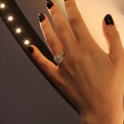 Bague de fiançailles sur-mesure Le diamant apportée par le client est une pierre montée en bague de fiancailles femme, en or gris palladié et sertie de diamants. Ce style de bague de fiançailles est très apprécié en ce moment.