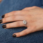 Une pierre à monter en bague, apportée par le client, pour une bague de fiançailles sur mesure, fabriquée à Paris, par des artisans joailliers travaillant selon les règles de la joaillerie française.