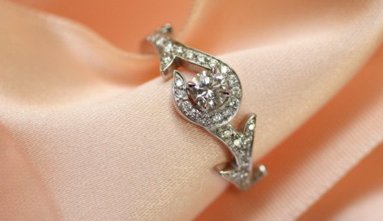 This romantic engagement ring is reminiscent of a rose branch. The white gold ring, set with diamonds, is attractive and original. It was created by Annette Girardon in Paris.