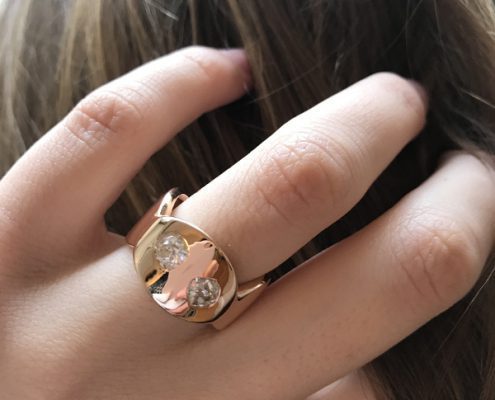 Bague "galet", une création de bijou sur-mesure à Paris La bague galets est un exemple de transformation de bijou. Les diamants, récupérés dans un bijou ancien ont été remontés dans une bague, crée sur-mesure par la joaillière Annette Girardon à Paris.