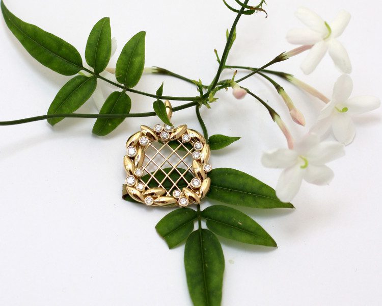 Ce pendentif 'couronne' est une création de joaillerie sur mesure. Ce bijou sur mesure a été offert en cadeau commun. Le design en or et diamants rappelle la bague couronne.