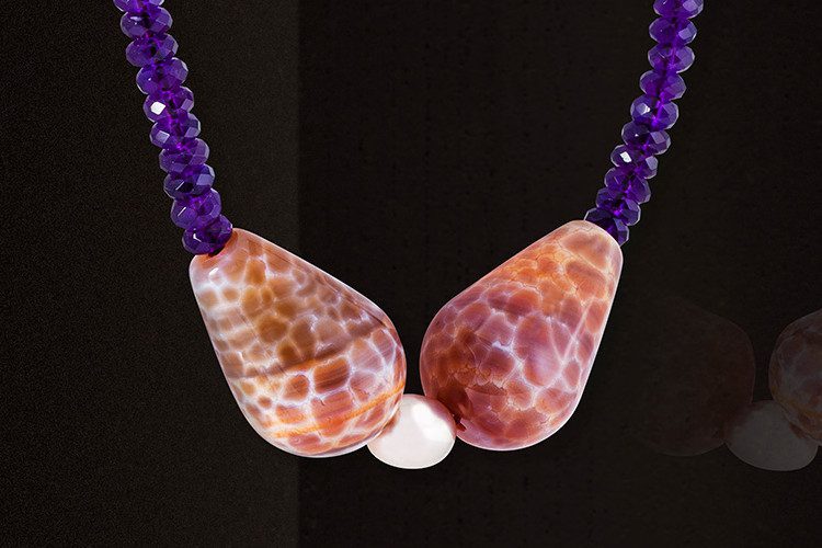 The name of the decorative stone that constitutes the center of this necklace, the agathe, gave the name to this jewelry creation. We also see amethyst and a cultured pearl.