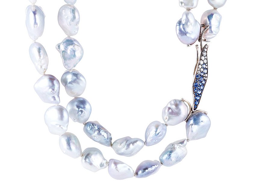 Le collier fleur d'eau est une pièce de joaillerie de paris, faite d'un double rang de perles de culture et d'un fermoir ornemental serti d'un pavage en dégradé de saphirs et diamants sur or blanc.