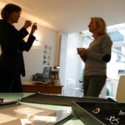 Annette Girardon discute avec une cliente lors d'une création de bijoux à Paris. La création de bijou sur-mesure nécessite un échange intensif entre la joaillière parisienne, Annette Girardon, et ses clientes, à la recherche d'un bijou original et personnel qui leur ressemble.