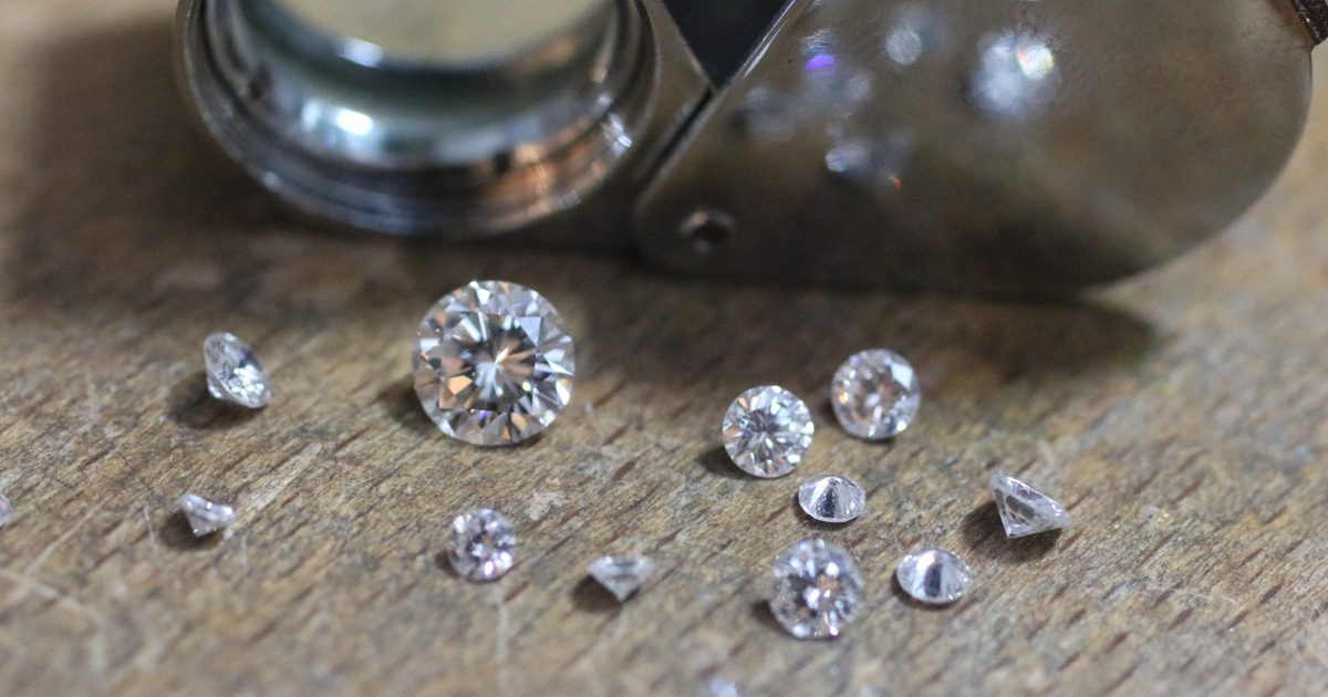 diamond-precious-stone Annette Girardon, creates your wedding ring, advises you when buying your diamond. She will find your diamond for your engagement ring, custom jewelry.