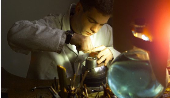 engraving-jewelry-paris The engraving on handcrafted jewellery made in Paris by a traditional jeweller engraver.
