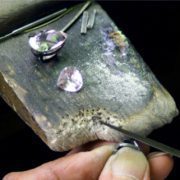 joaillerie-bijoux-artisanaux Le processus de fabrication d'un bijou de qualité joaillerie paris est spécialisé. Chaque artisan joaillier a une tache spécifique. Ici, le joaillier en train de limer un bijou brut, à Paris