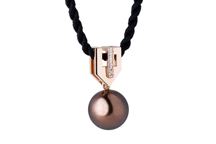 A rose gold pendant, with a Tahiti pearl and diamonds in the style of art deco jewellery. It is a very elegant piece of jewellery, designed and manufactured in Paris, in the Place Vendôme district.