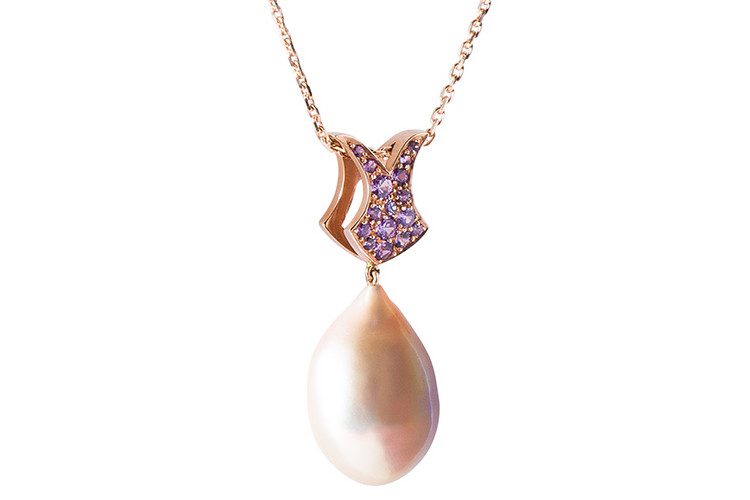 This necklace is a Parisian jewellery creation, in rose gold, set with velvet sapphires, with a freshwater cultured pearl, with a very feminine aspect. As a "bride's" jewel or worn on a daily basis.