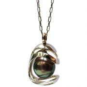 La création de bijou 'perle en cage' en or blanc existe aussi en or jaune. Dans ce design de bijou moderne la perle Tahiti est comme protégée par une cage ouverte, d'une façon originale. Un cadeau d'anniversaire idéal!