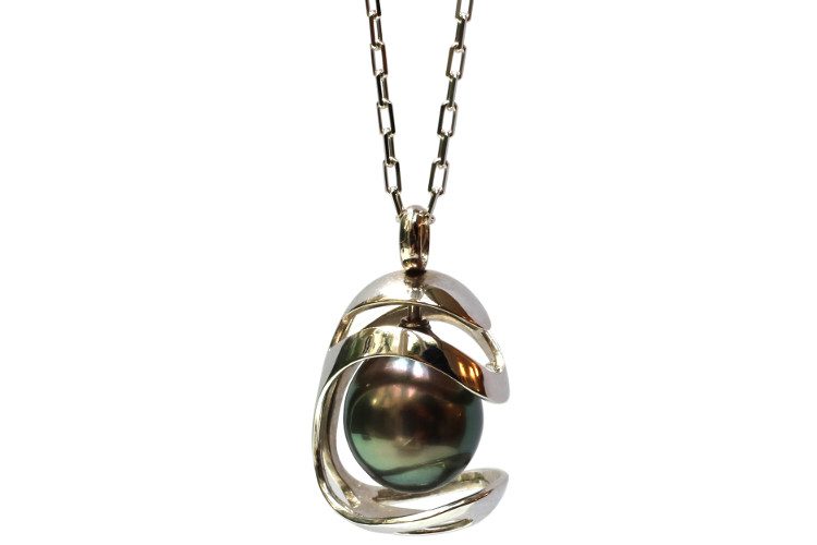 La création de bijou 'perle en cage' en or blanc existe aussi en or jaune. Dans ce design de bijou moderne la perle Tahiti est comme protégée par une cage ouverte, d'une façon originale.