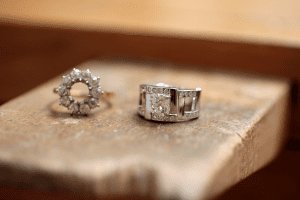 Diese Umarbeitung von Schmuck durch Annette Girardon in Paris  ist ein Beispiel für Kunsthandwerk.