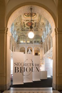fine-jewelry-exhibition entry of an exhibition with french jewellers