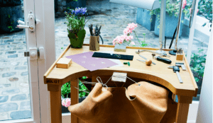 You see a workbench used by a Paris jeweller in the workshop of the plastic jeweller Annette Girardon.