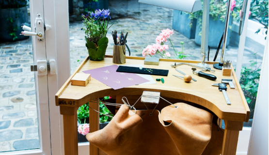 You see a workbench used by a Paris jeweller in the workshop of the plastic jeweller Annette Girardon.