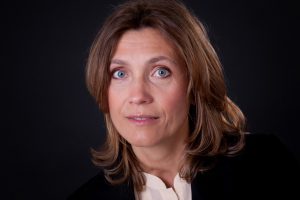 Porträt der Pariser Juwelierin Annette Girardon, die in Paris, nahe dem Place Vendôme, sich auf die Kreation von maßgeschneidertem Schmuck und Verlobungsringen spezialisiert hat.