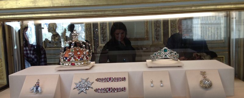 Ein Teil der französischen Kronjuwelen, der im Louvre in Paris ausgestellt wird.