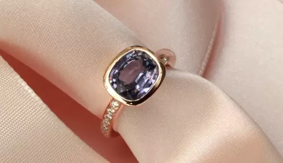 Bague de fiançailles spinelle parme et diamants sur or rose Bague de fiançailles sur-mesure, avec spinelle, diamants sur or rose, par un créateur de bague de fiançailles.