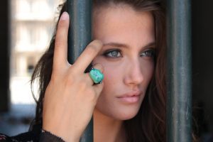 bague rocher turquoise creation sur mesure Une création de bijoux sur-mesure avec la turquoise appartenant à la grand-mère de la cliente. sur or noirci avec des saphirs