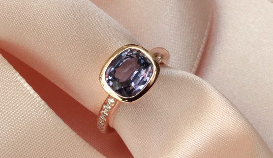Wedding ring with spinnell and diamonds on rose gold