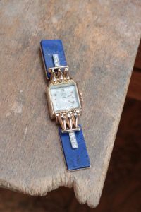 Brosche mit Lapis Lazuli, Diamanten, in die eine alte Uhr eingearbeitet wurde