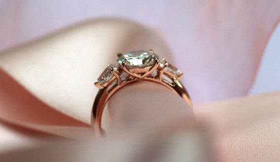 Seitenansicht eines von Annette Girardon in Paris designtem Verlobungsring aus Rotgold mit Diamanten. Seitenansicht eines von Annette Girardon in Paris designtem Verlobungsring aus Rotgold mit Diamanten.