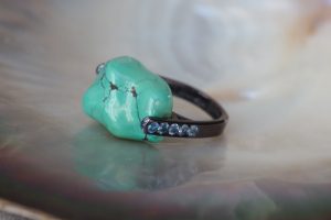 tailor-made jewellery transformation, upcycled ring in black gold with turquoise and sapphire Tailor-made jewellery transformation: This ring was made with the turquoise belonging to the client, in black gold.