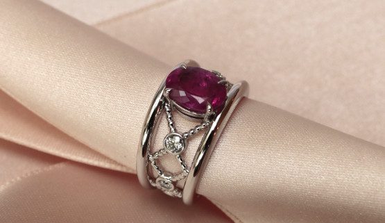 Bague de fiancailles or blanc saphir rose Bague de fiançailles bandeau en or blanc, sertie d'un saphir rose et de diamants, par Annette Girardon.