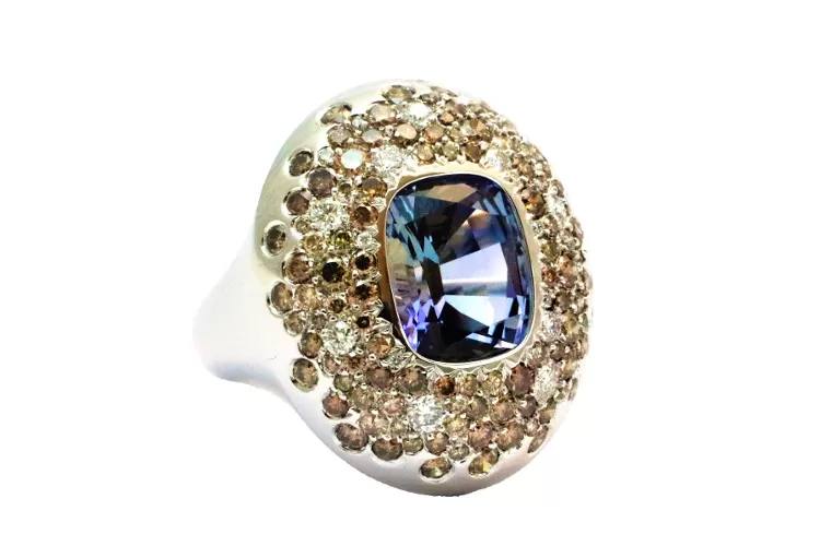 Atlantic high jewelry ring High jewellery ring called Atlantic because its colours recall the ocean.