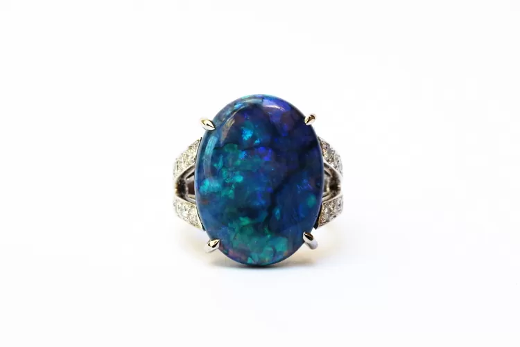 Black opal ring, fine jewelry Fine jewellery ring with a large ovale black opal from Australia.